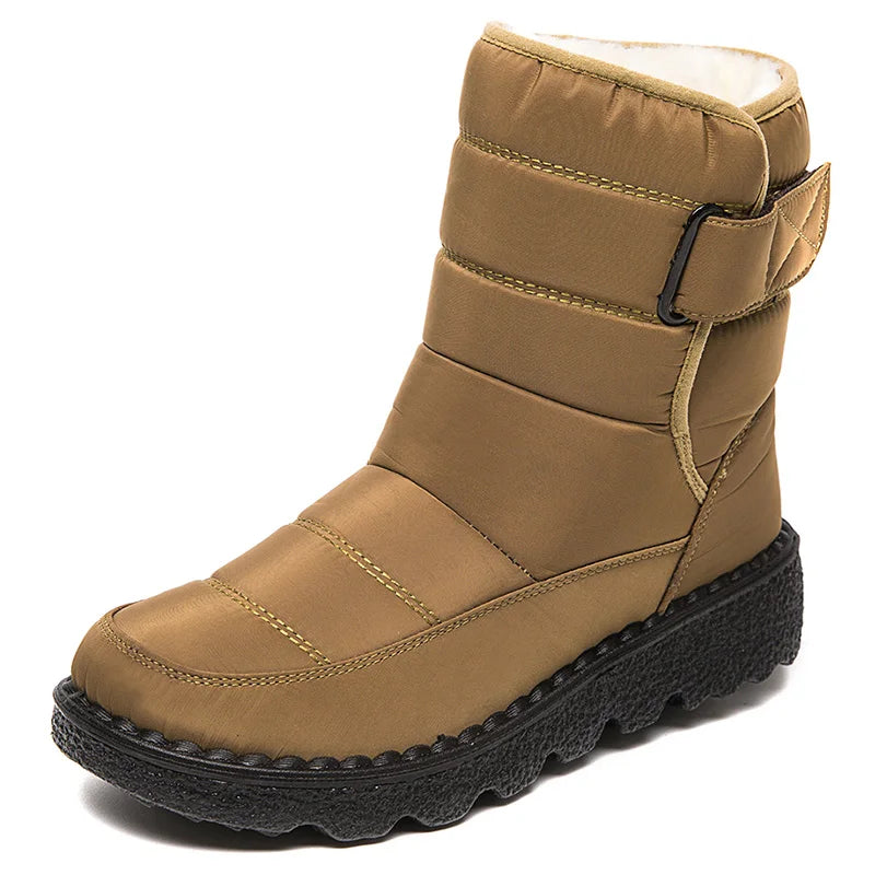 Bota Confortável Peluciada com Fechamento em Velcro