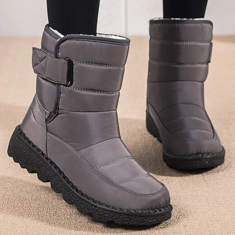 Bota Confortável Peluciada com Fechamento em Velcro