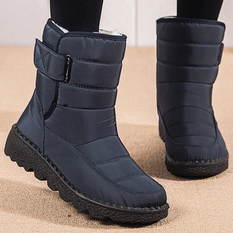 Bota Confortável Peluciada com Fechamento em Velcro