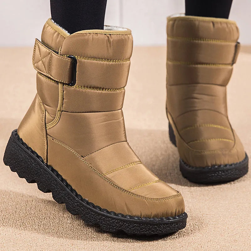 Bota Confortável Peluciada com Fechamento em Velcro