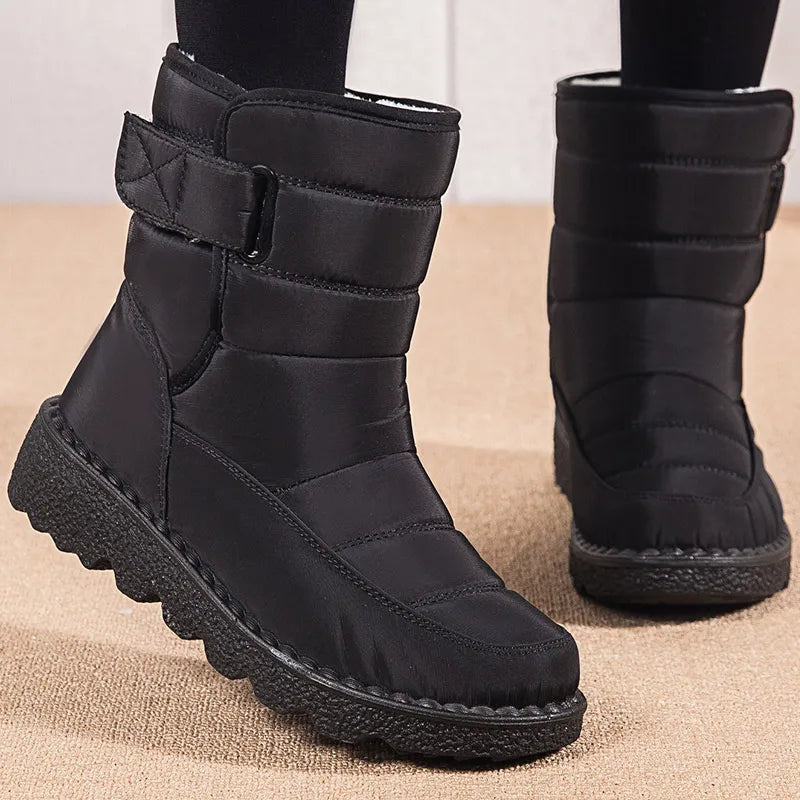 Bota Confortável Peluciada com Fechamento em Velcro