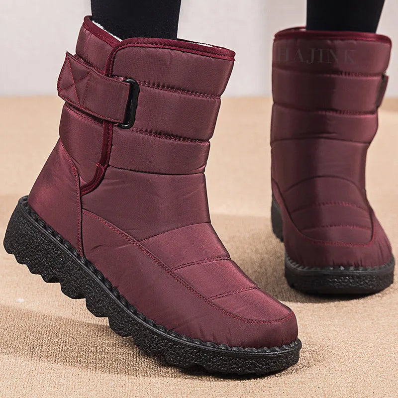 Bota Confortável Peluciada com Fechamento em Velcro
